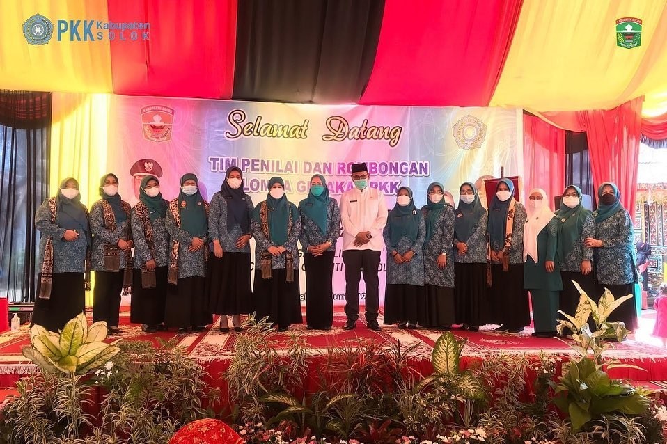 Penilaian Lomba Pkk Provinsi di dampingi langsung oleh Ny. Herneli Mahyeldi